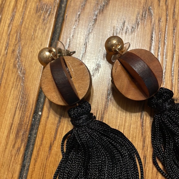 A lovely, light flirty pair of earrings for pierced ears - Picture 4 of 5